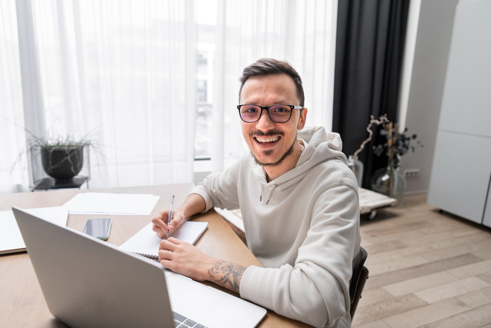 Persona concentrada estudiando inglés en su computadora