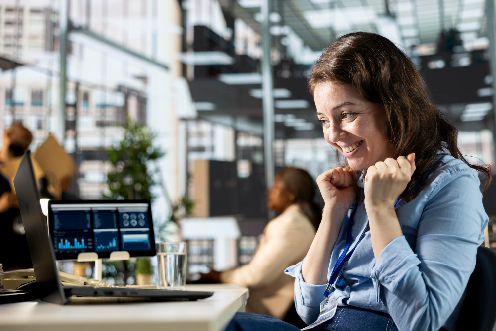 mujer feliz trabajando en una gran empresa